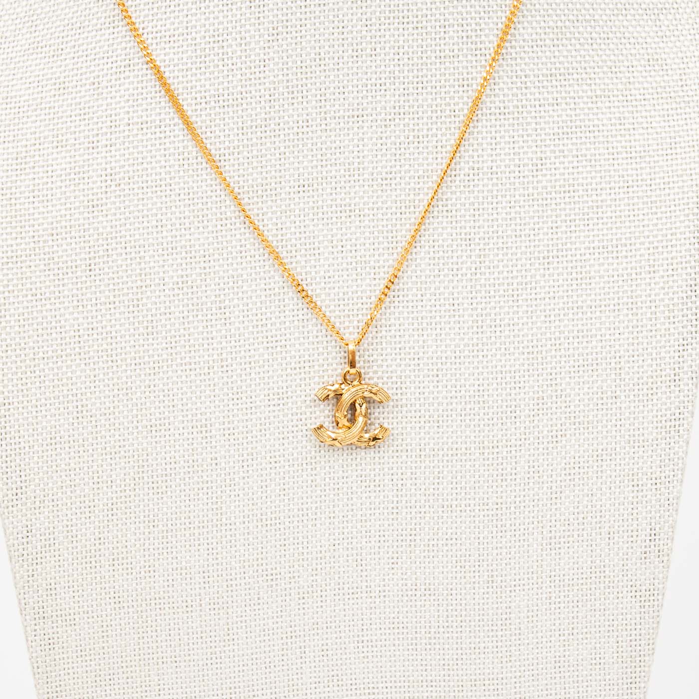 Collier Chanel Vintage Coco Mark, pendentif CC plaqué or, 41 cm – Image 4