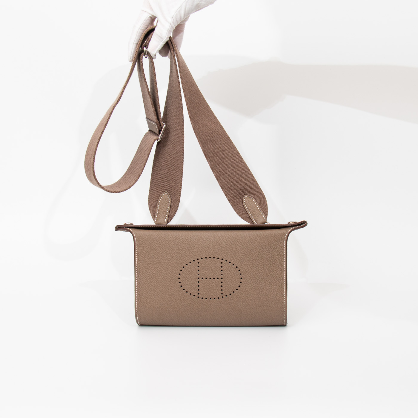 Sac messager Hermès Videpoches Togo en cuir étoupe – Image 6