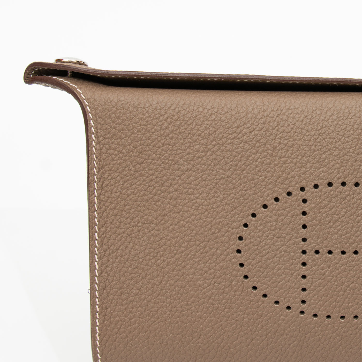 Sac messager Hermès Videpoches Togo en cuir étoupe – Image 7