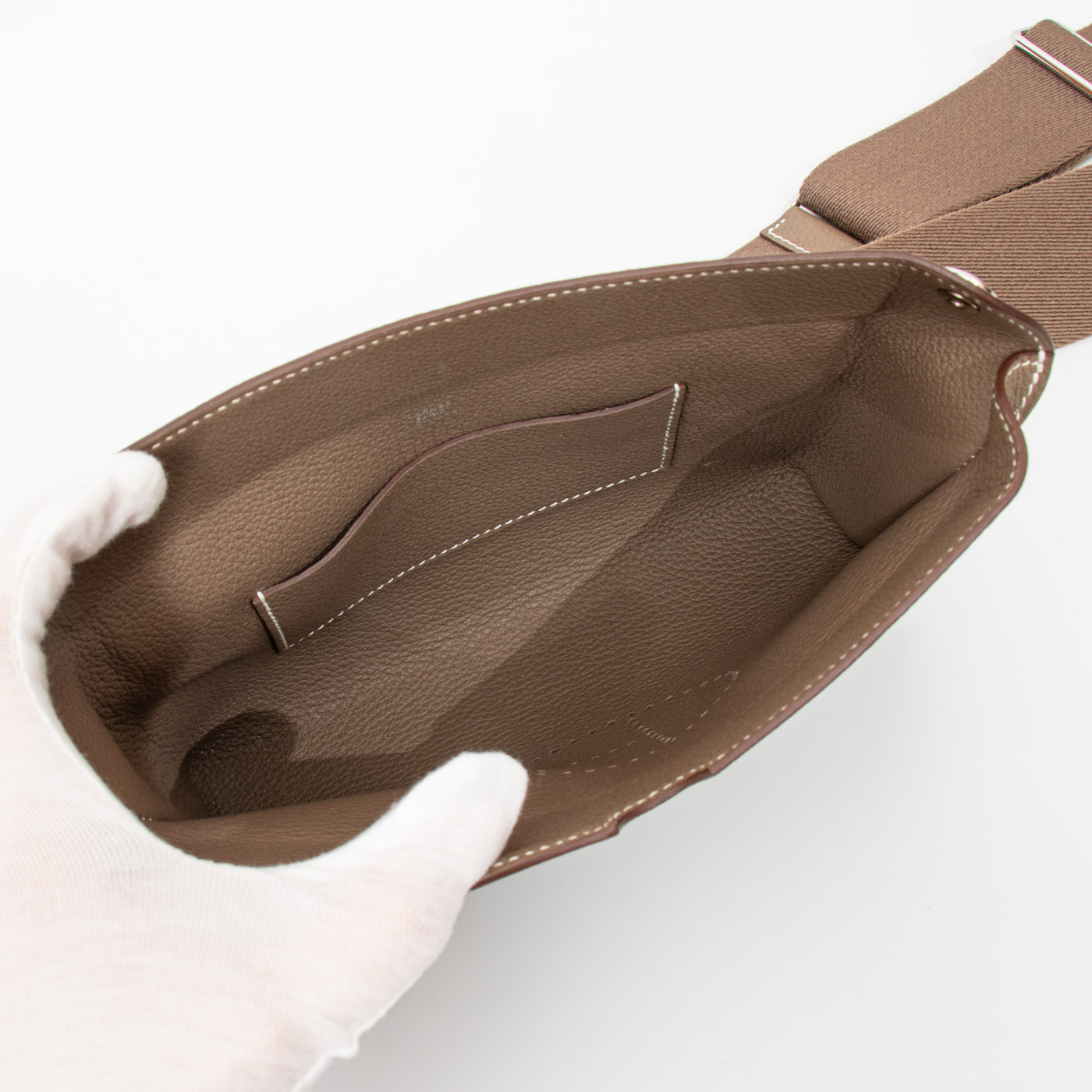 Sac messager Hermès Videpoches Togo en cuir étoupe – Image 9