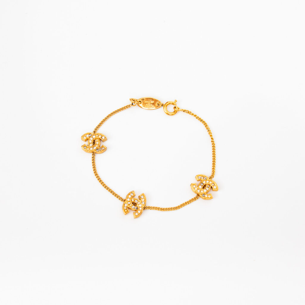 Chanel Armband Coco Mark 1982 aus vergoldetem Metall und Strasssteinen in Gold