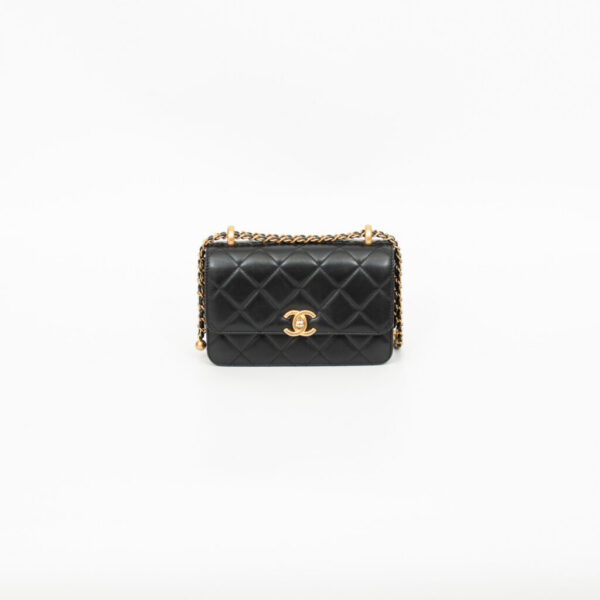 Sac Chanel en cuir d'agneau noir avec finitions dorées K5JJPUK6