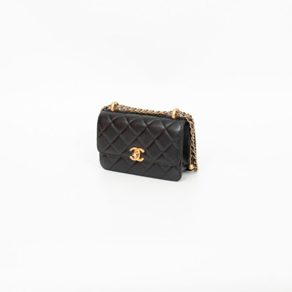 Sac Chanel en cuir d'agneau noir avec finitions dorées K5JJPUK6