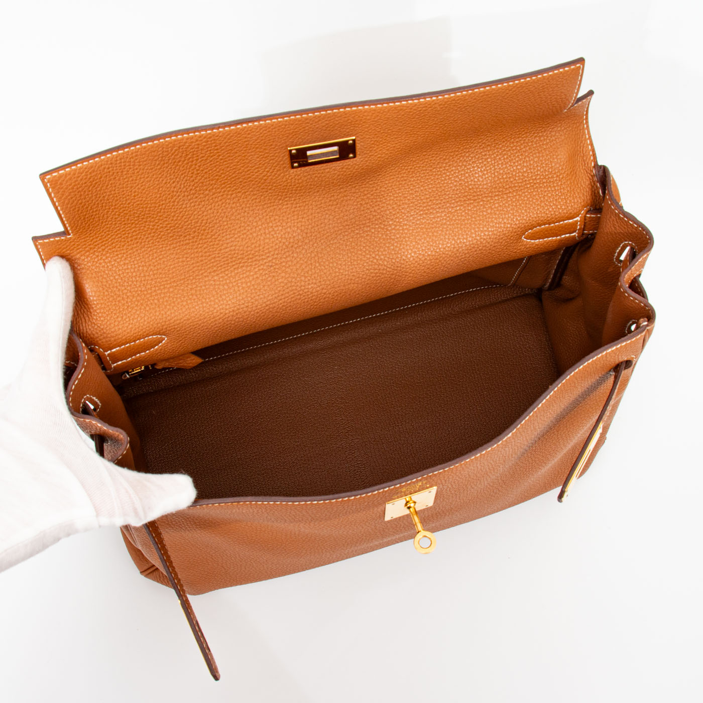 Bolso Hermès Kelly 35 Retourné de piel Togo dorada con herrajes dorados, 2010 – Imagen 11