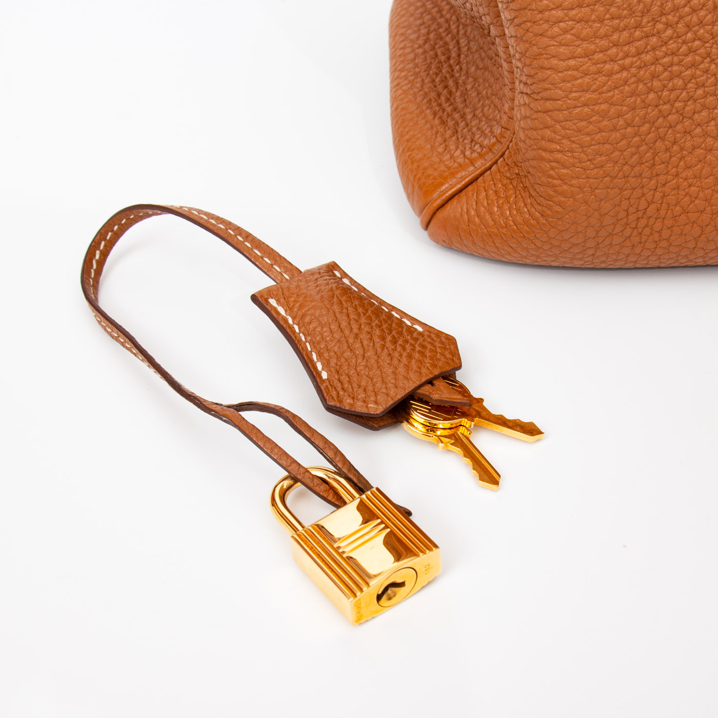 Bolso Hermès Kelly 35 Retourné de piel Togo dorada con herrajes dorados, 2010 – Imagen 13