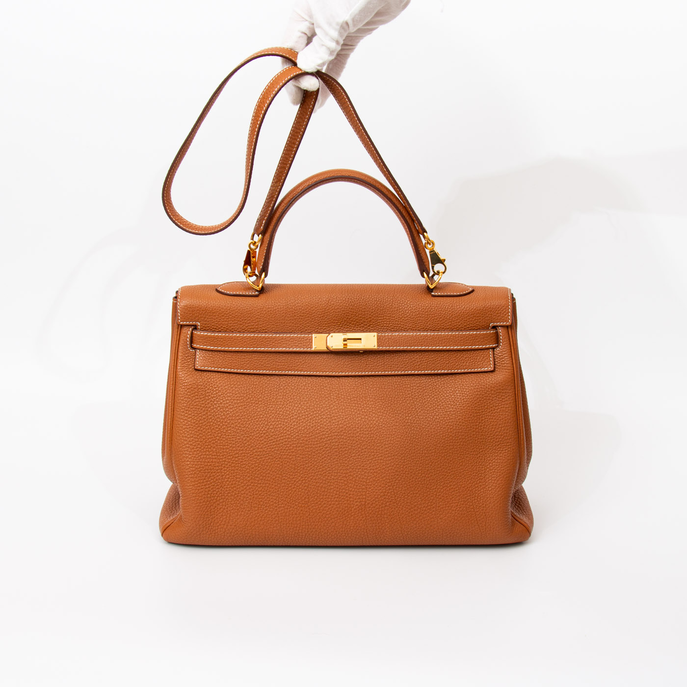 Bolso Hermès Kelly 35 Retourné de piel Togo dorada con herrajes dorados, 2010 – Imagen 14