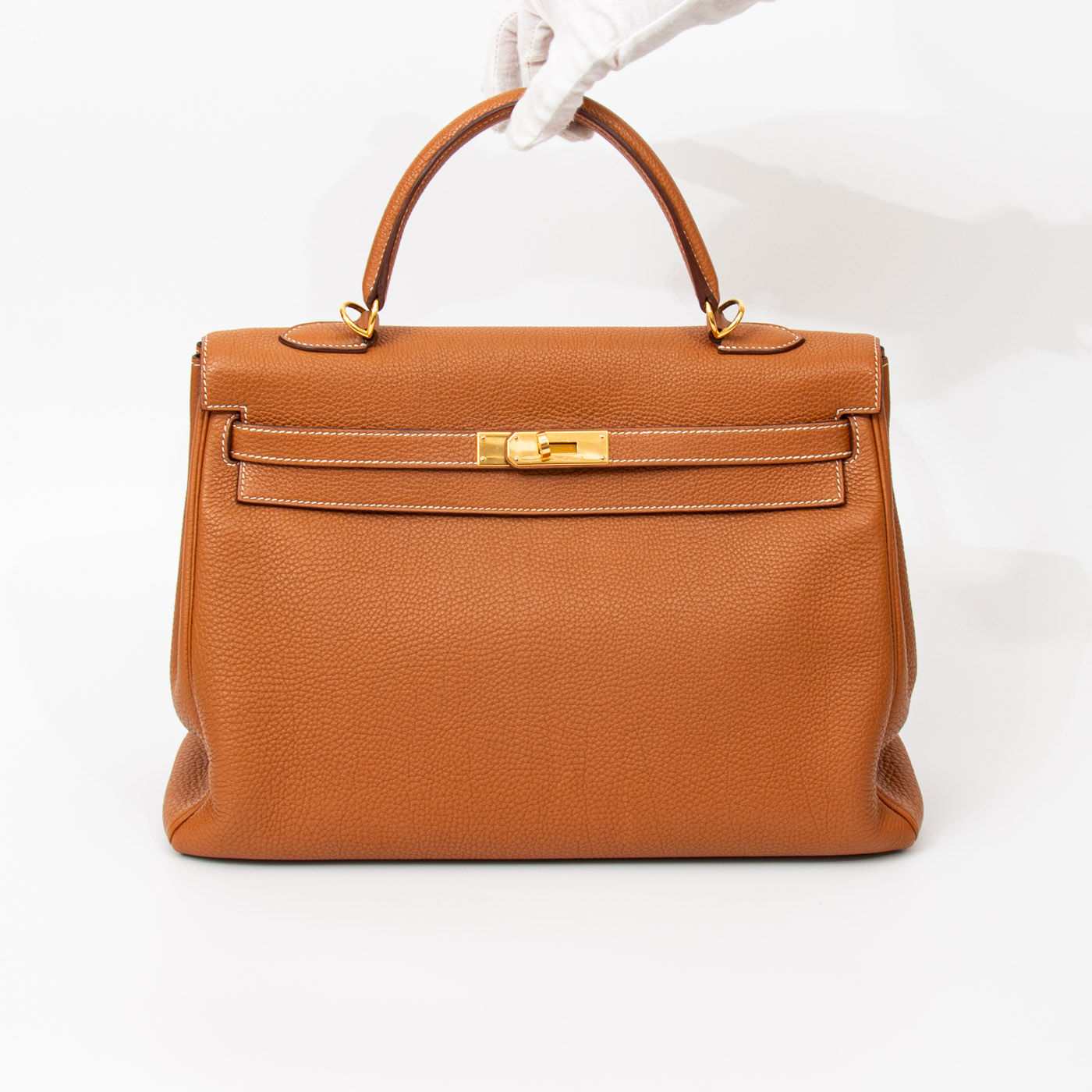 Bolso Hermès Kelly 35 Retourné de piel Togo dorada con herrajes dorados, 2010 – Imagen 6
