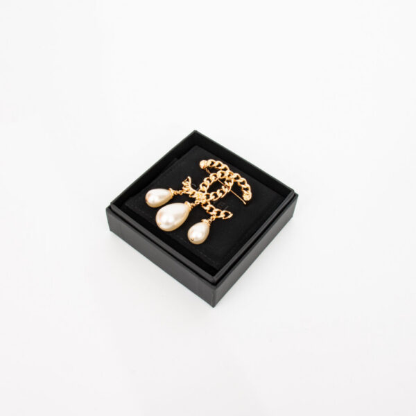 Broche Chanel CC en or avec perles B20K