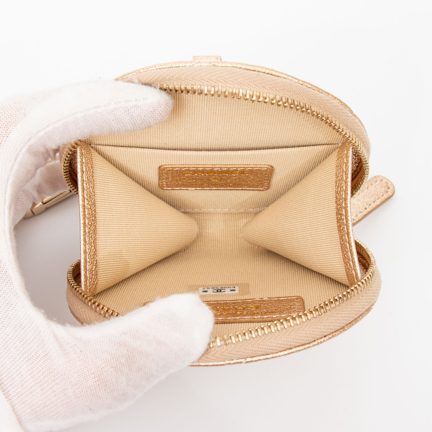 Porte-monnaie Chanel Timeless en agneau doré avec finitions dorées 2024 E99E5K57 – Image 5