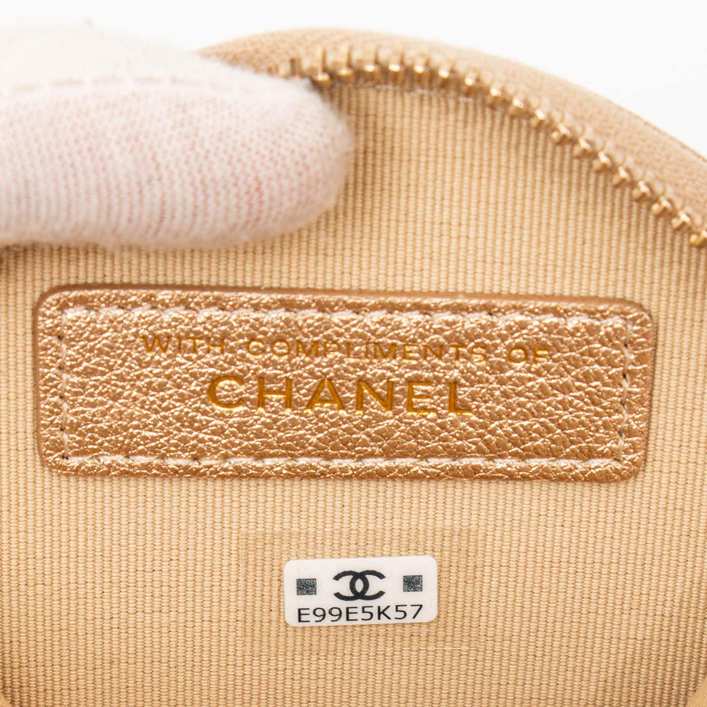 Porte-monnaie Chanel Timeless en agneau doré avec finitions dorées 2024 E99E5K57 – Image 6