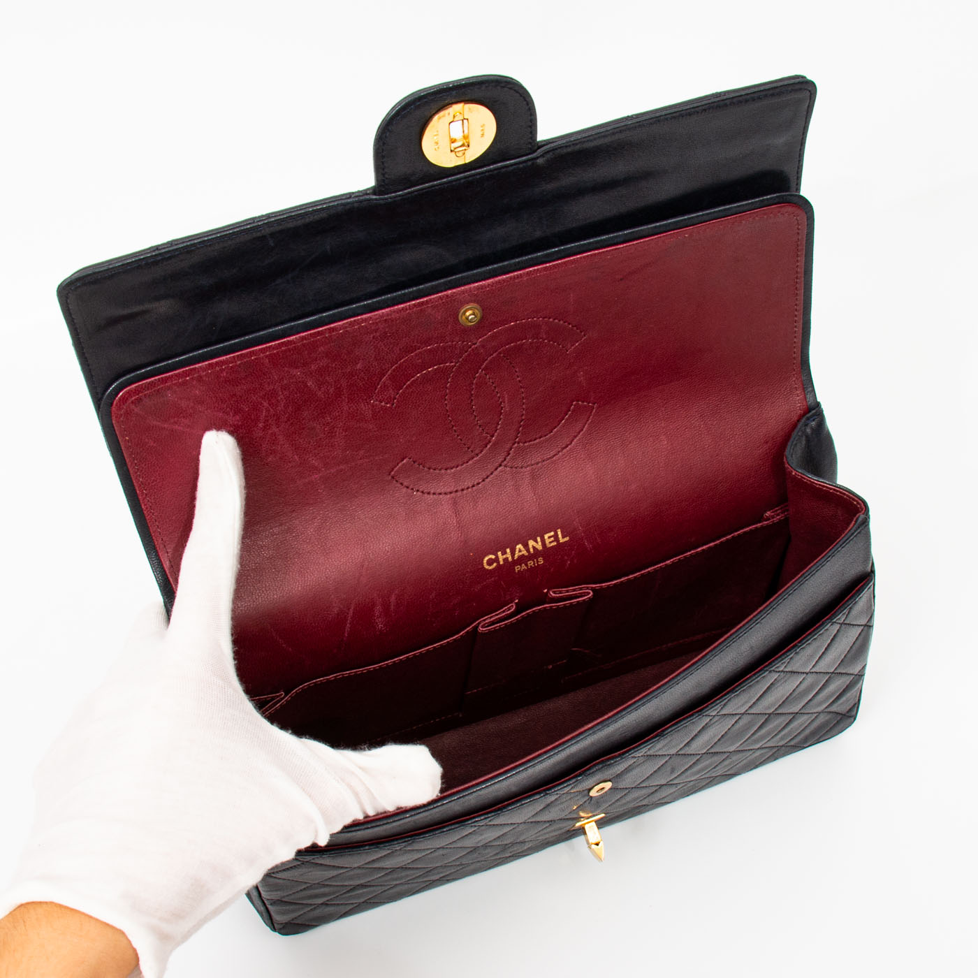 Sac Chanel Timeless en cuir d'agneau noir vintage à double rabat – Image 11