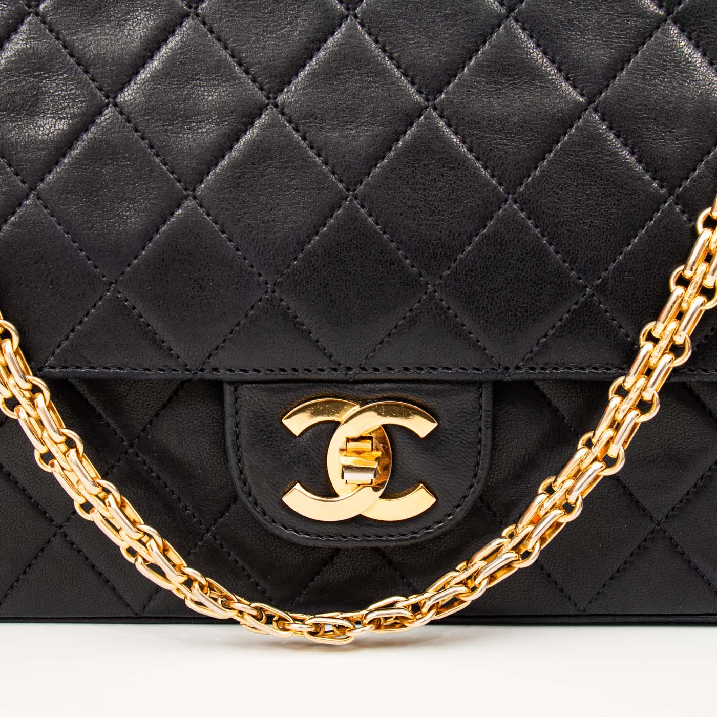 Sac Chanel Timeless en cuir d'agneau noir vintage à double rabat – Image 7