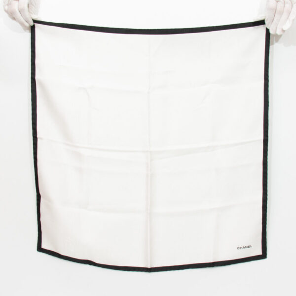 Carré Chanel en soie blanc et noir 55 cm