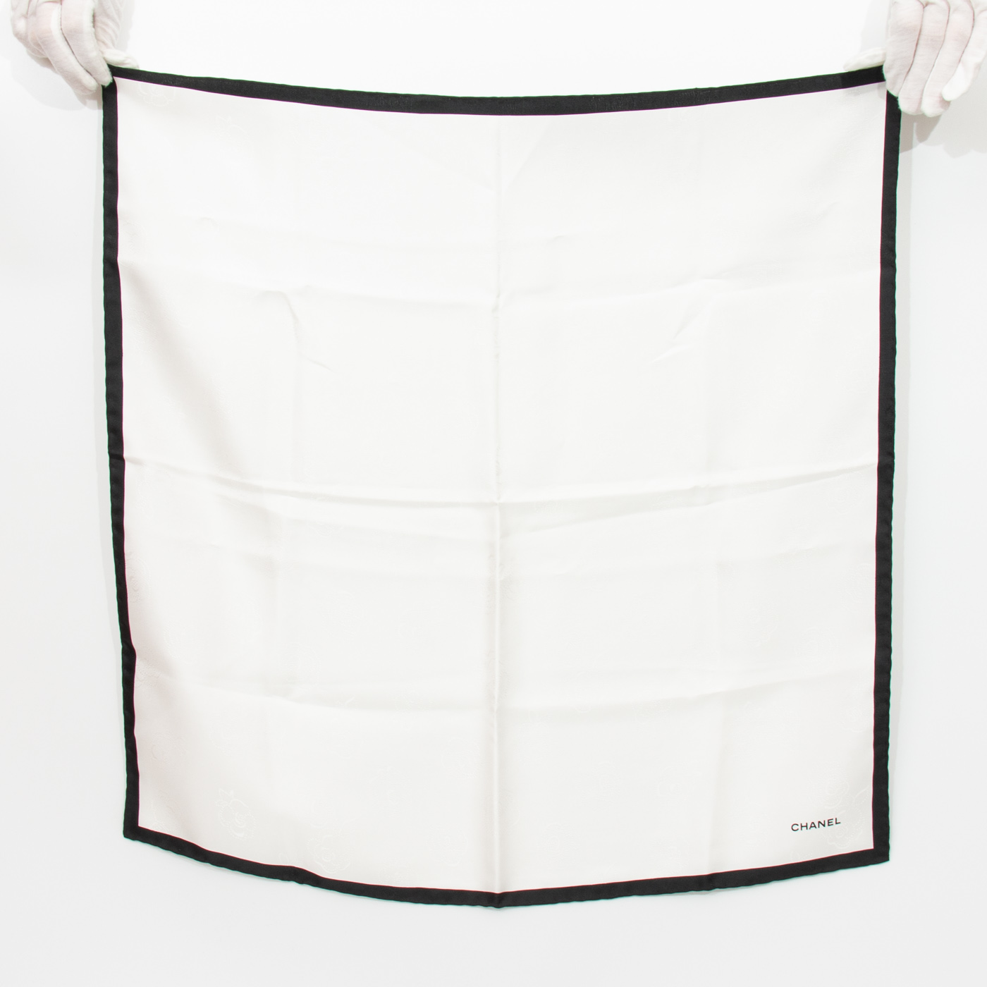 Carré Chanel en soie blanc et noir 55 cm