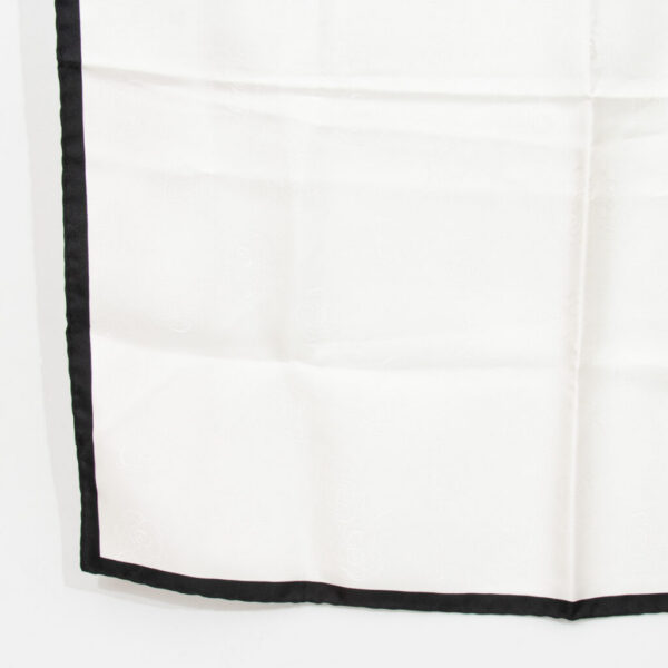 Carré Chanel en soie blanc et noir 55 cm