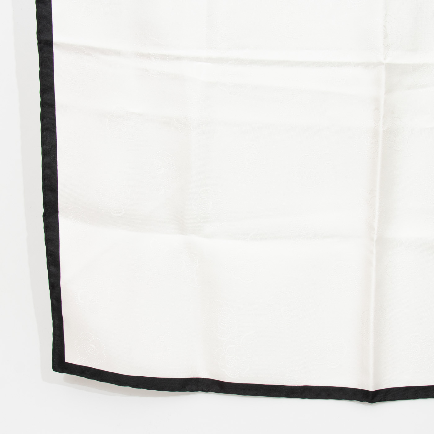Carré Chanel en soie blanc et noir 55 cm – Image 2