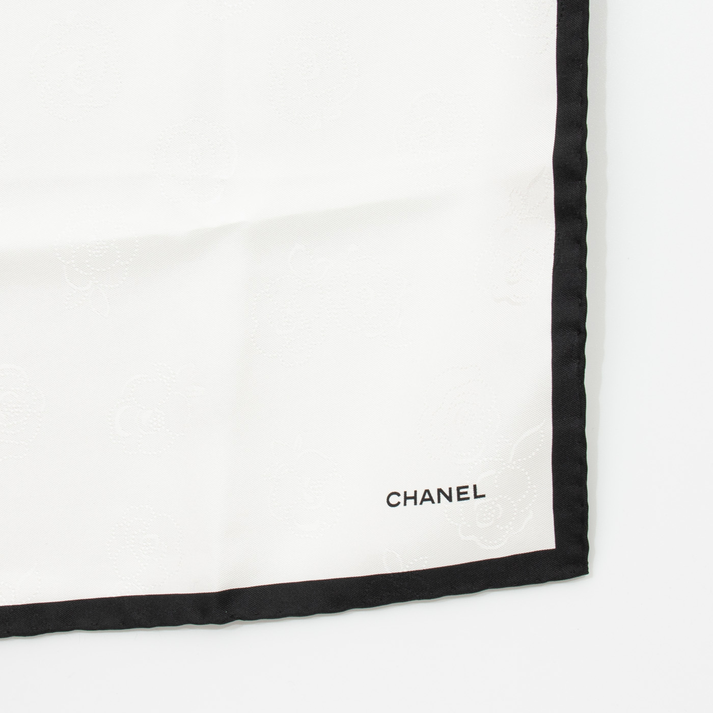 Carré Chanel en soie blanc et noir 55 cm – Image 3