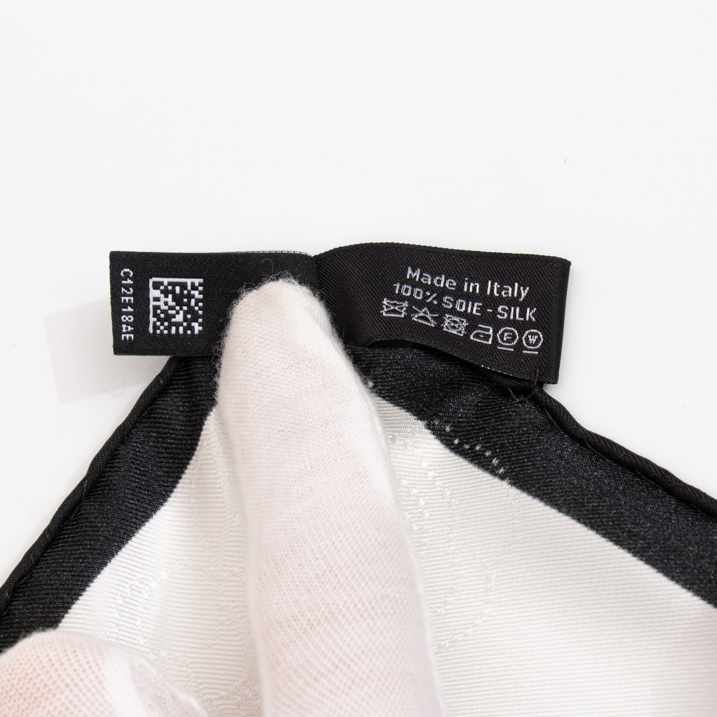 Carré Chanel en soie blanc et noir 55 cm – Image 4