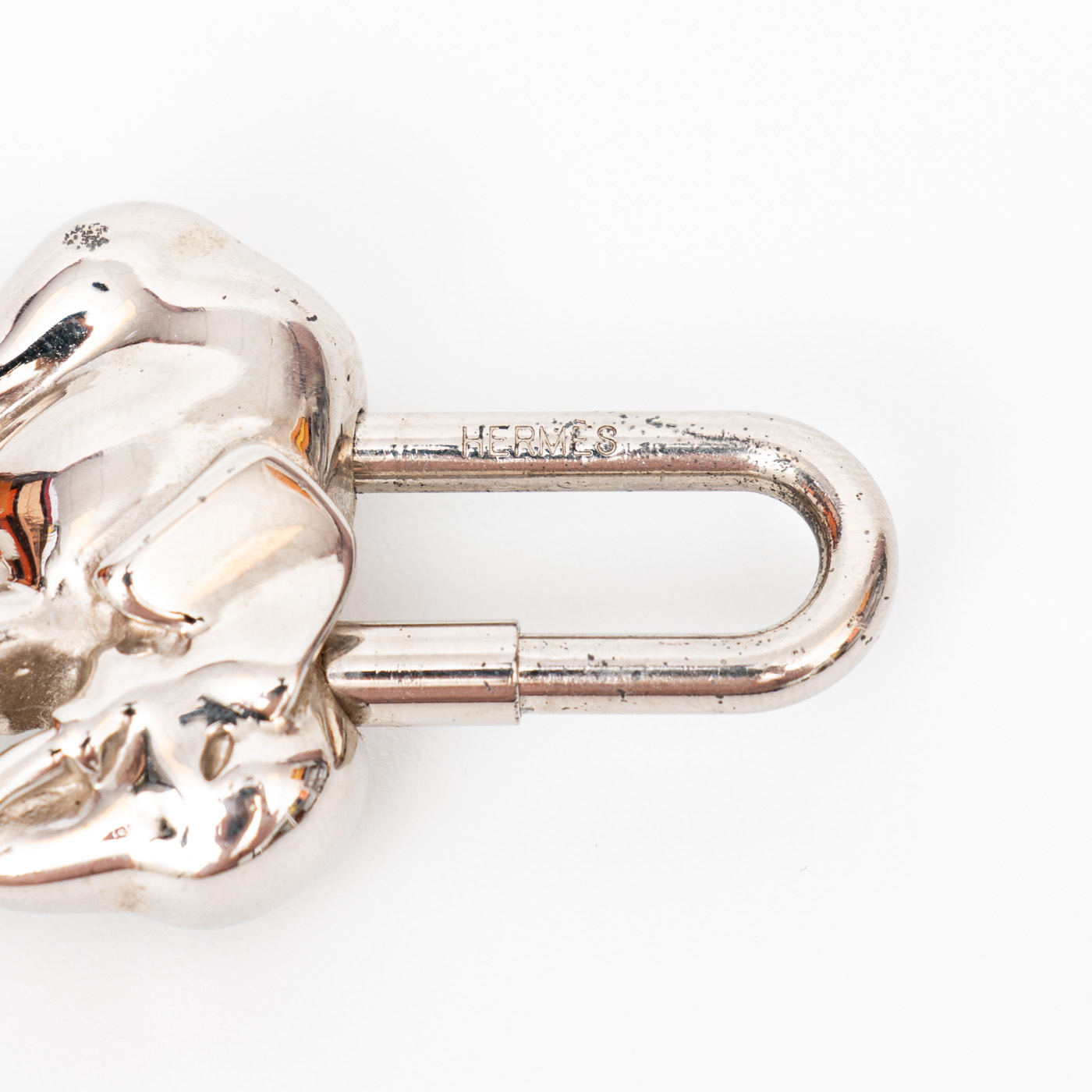 Charm Hermès Cadena Elefante en metal plateado – Imagen 4