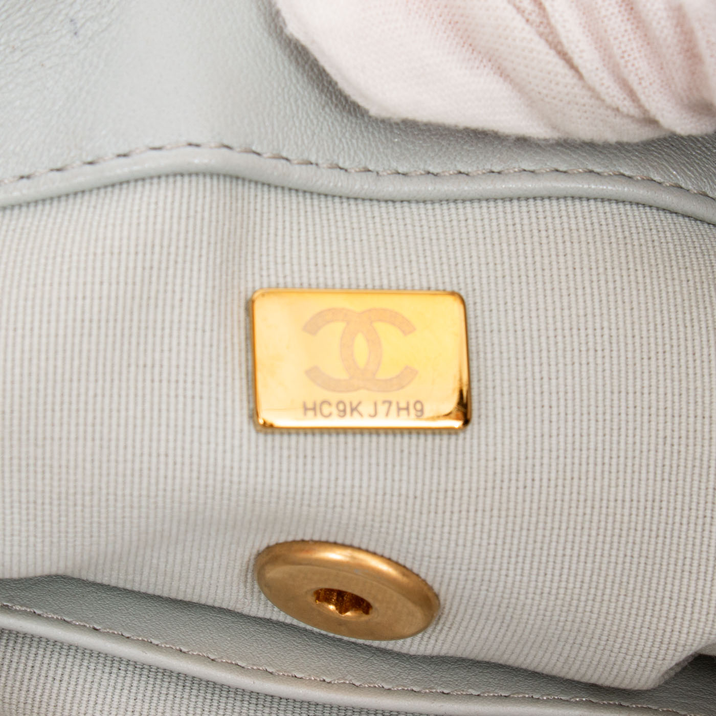 Sac à main Chanel Mini Square à rabat simple, bleu avec finitions dorées, 2021 HC9KJ7H9 – Image 9