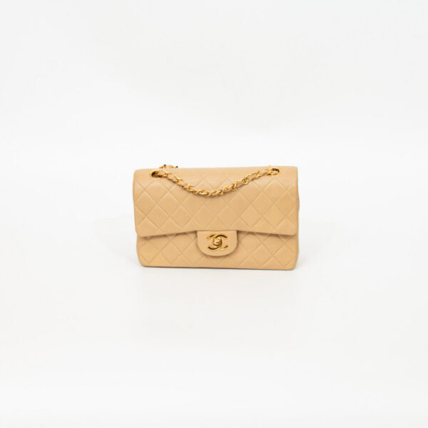 Sac Chanel Timeless petit modèle en cuir d'agneau beige à double rabat 375627