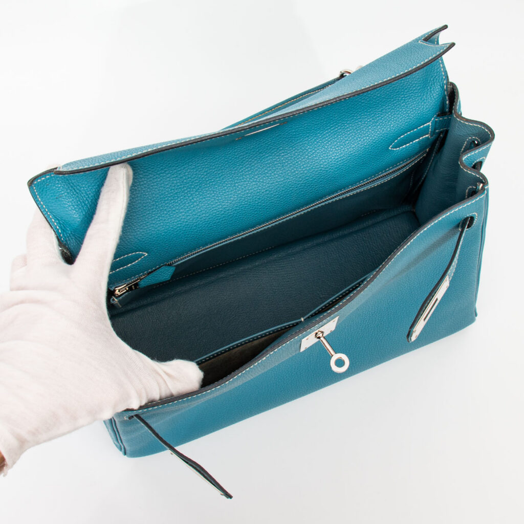 Bolso Hermès Kelly 32 Retourne de piel Togo azul con herrajes de paladio, 2006