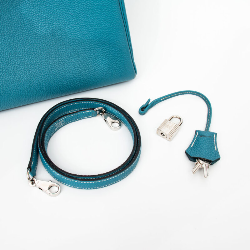 Bolso Hermès Kelly 32 Retourne Togo en piel azul con herrajes de paladio, 2006 – Imagen 13