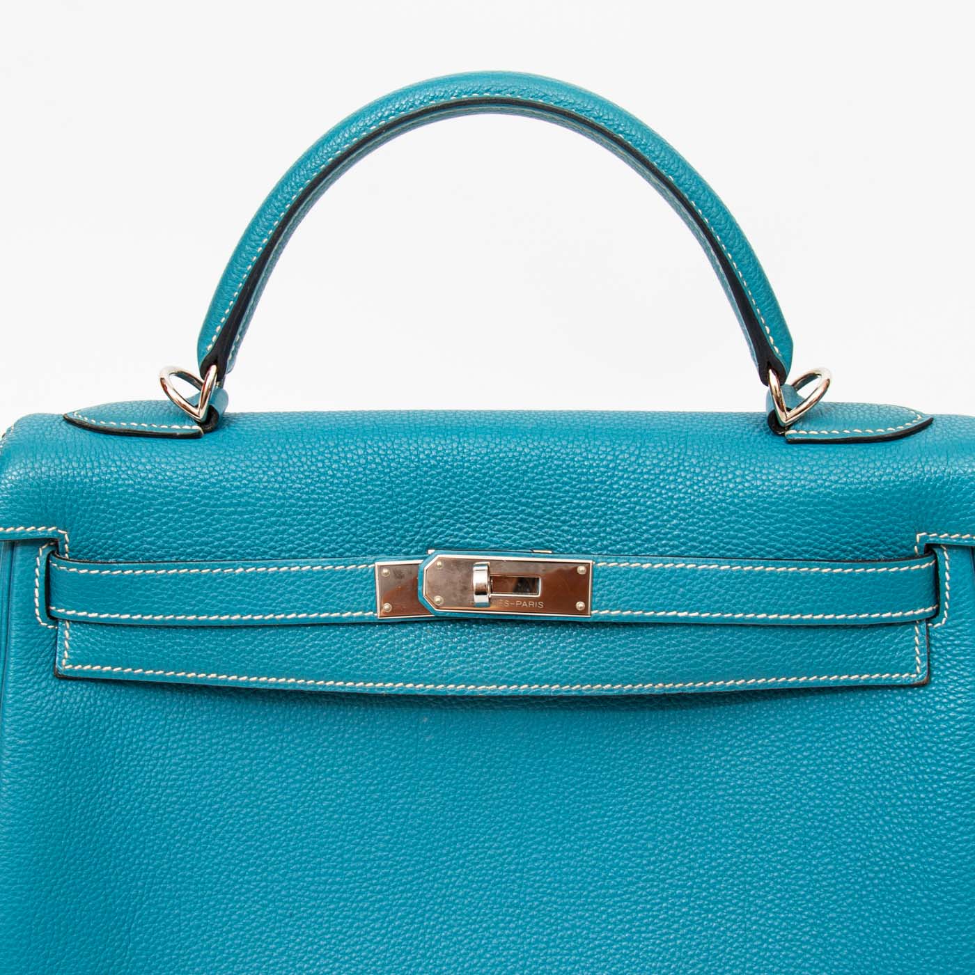 Bolso Hermès Kelly 32 Retourne Togo en piel azul con herrajes de paladio, 2006 – Imagen 7