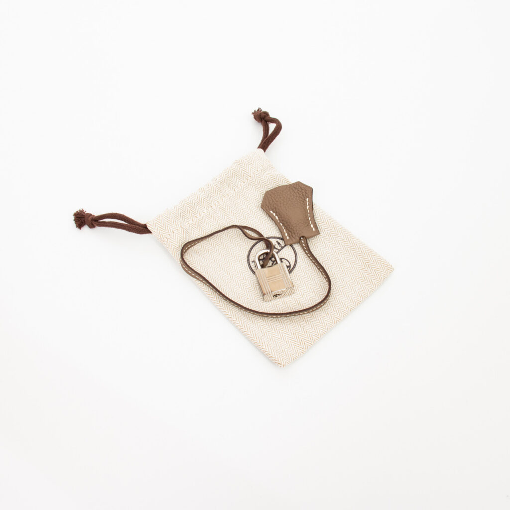 Charm de clochette Hermès de piel color topo con metal