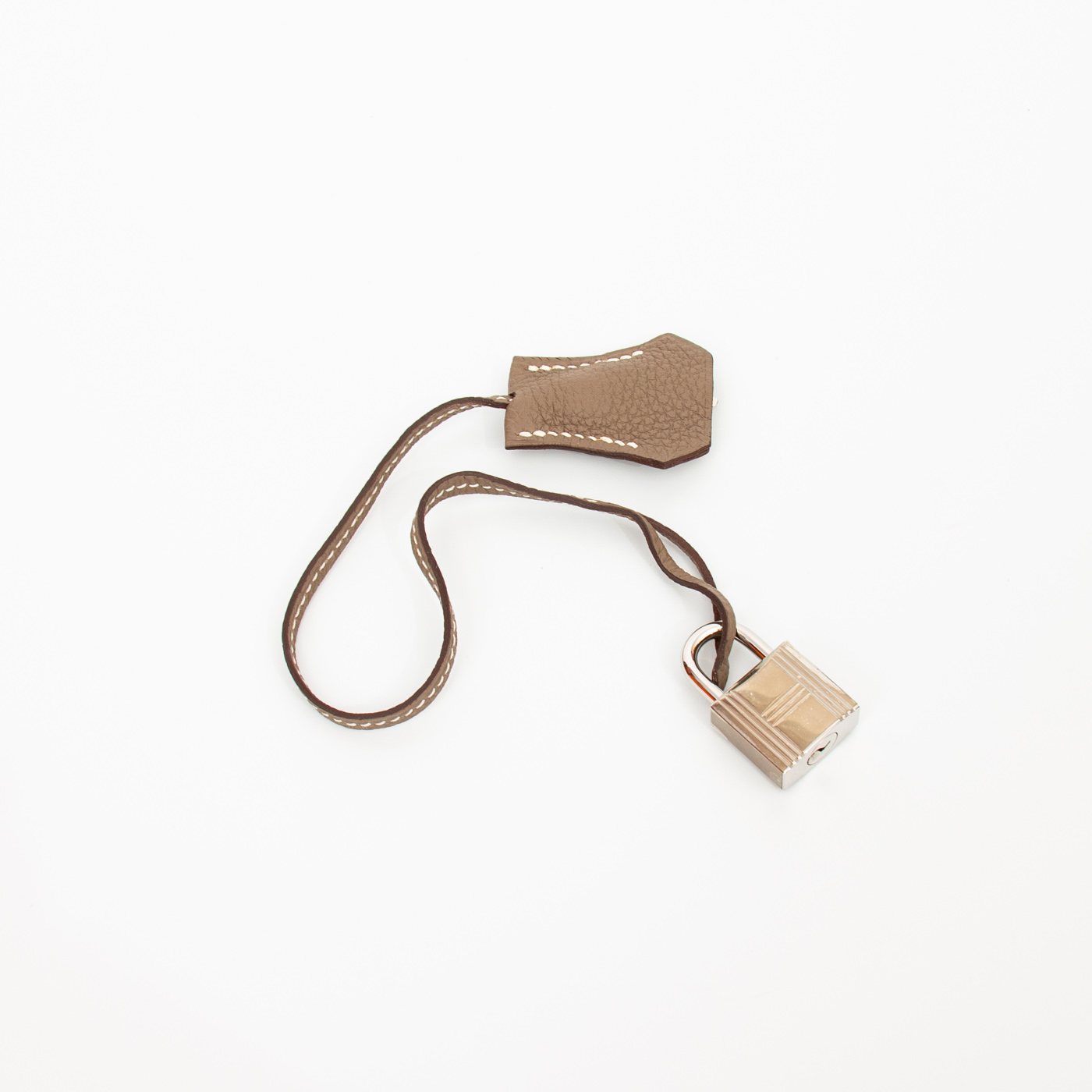 Charm Hermès Clochette de piel color topo con detalles metálicos – Imagen 2