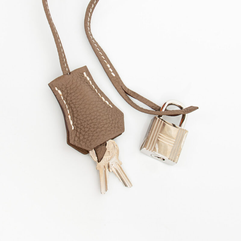 Charm de clochette Hermès de piel color topo con metal – Imagen 3