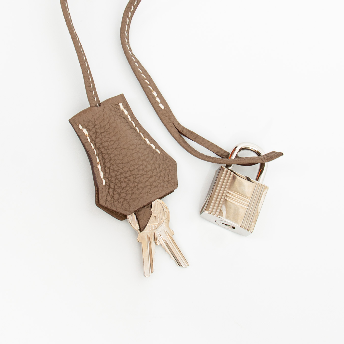 Charm de clochette Hermès de piel color topo con metal – Imagen 3