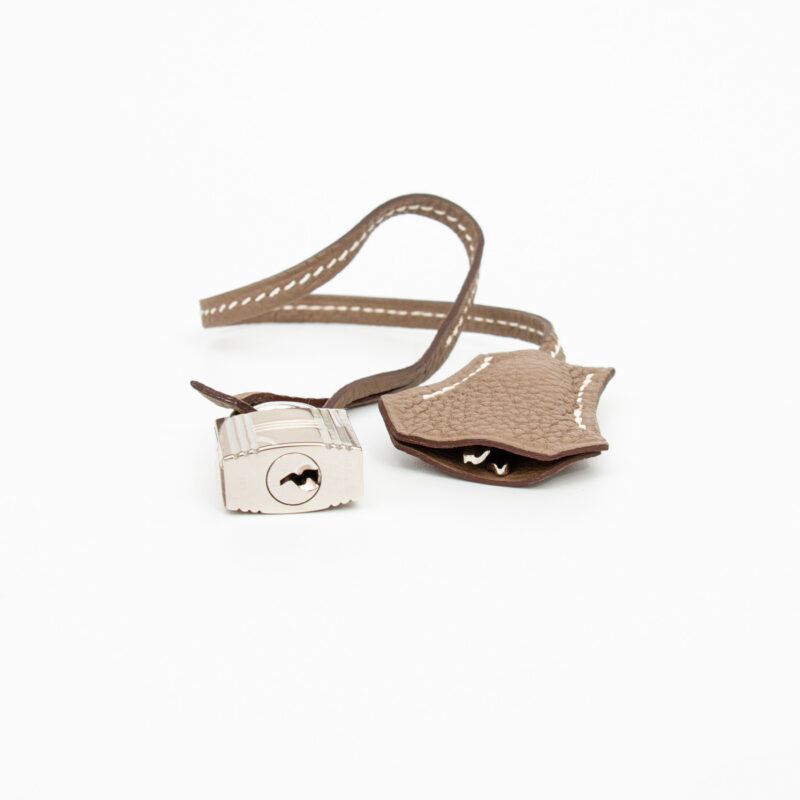 Charm de clochette Hermès de piel color topo con metal – Imagen 4
