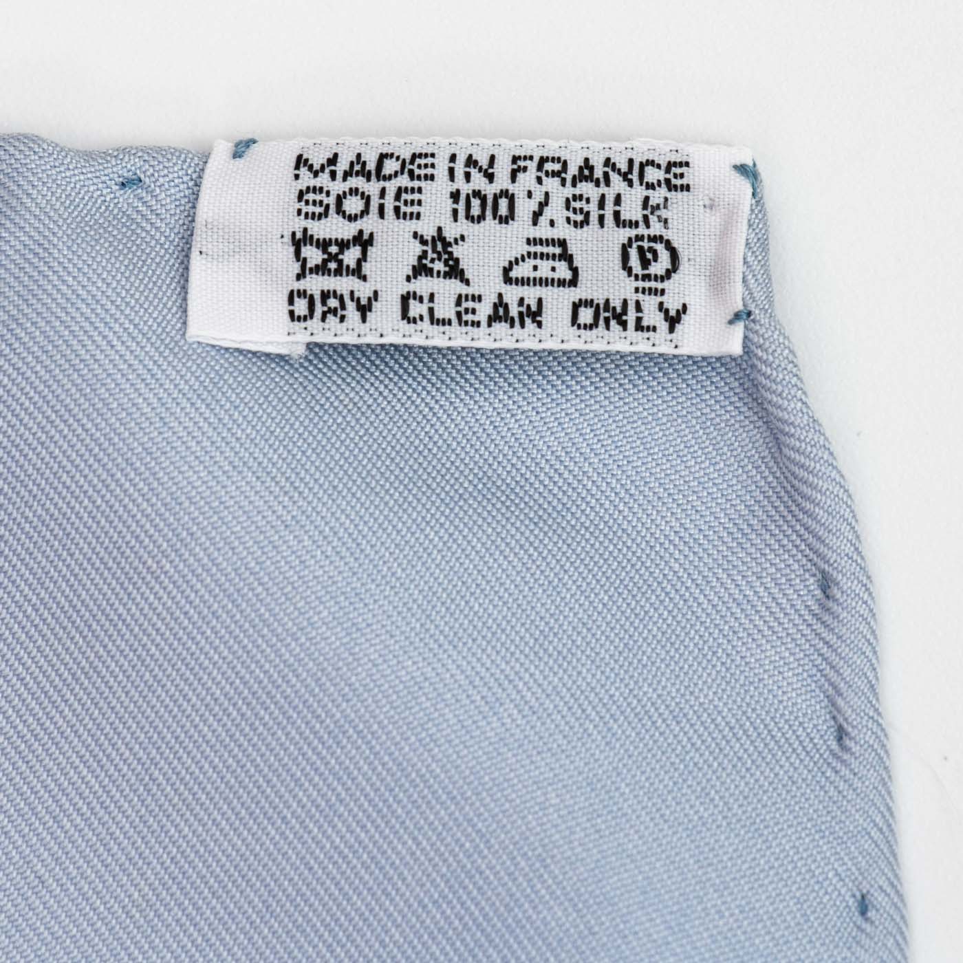 Hermès Foulard En Soie Carré 90 Traineaux Et Glissades Bleu – Image 4