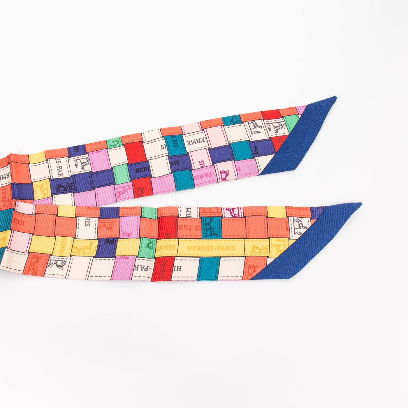 Foulard Hermès Twilly Borduc en soie à carreaux multicolores – Image 4