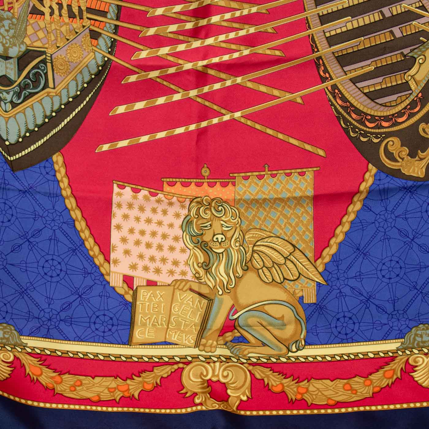 Hermès Foulard En Soie Carré 90 Les Bissone De Venise Rouge – Image 2
