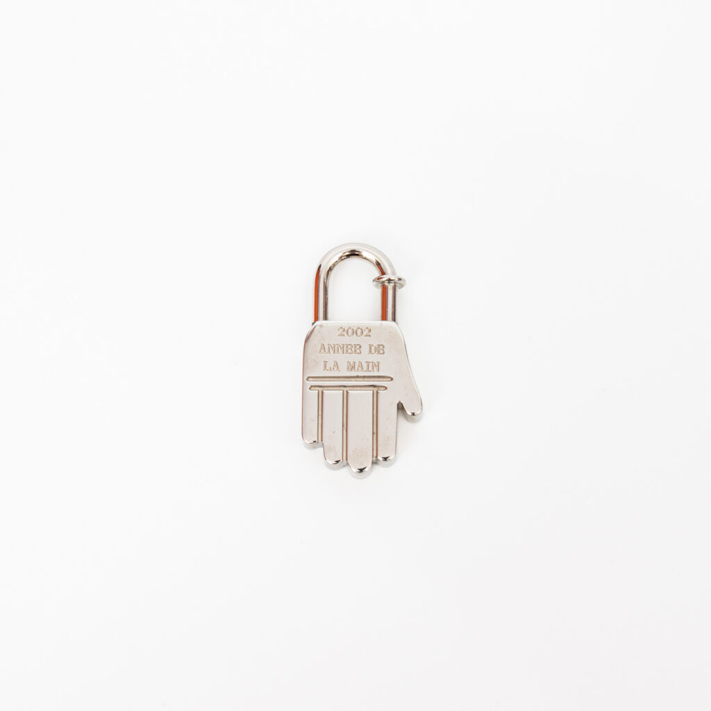 Hermès Charm Hermès Cadena Lock Hand Aus Metall In Silber
