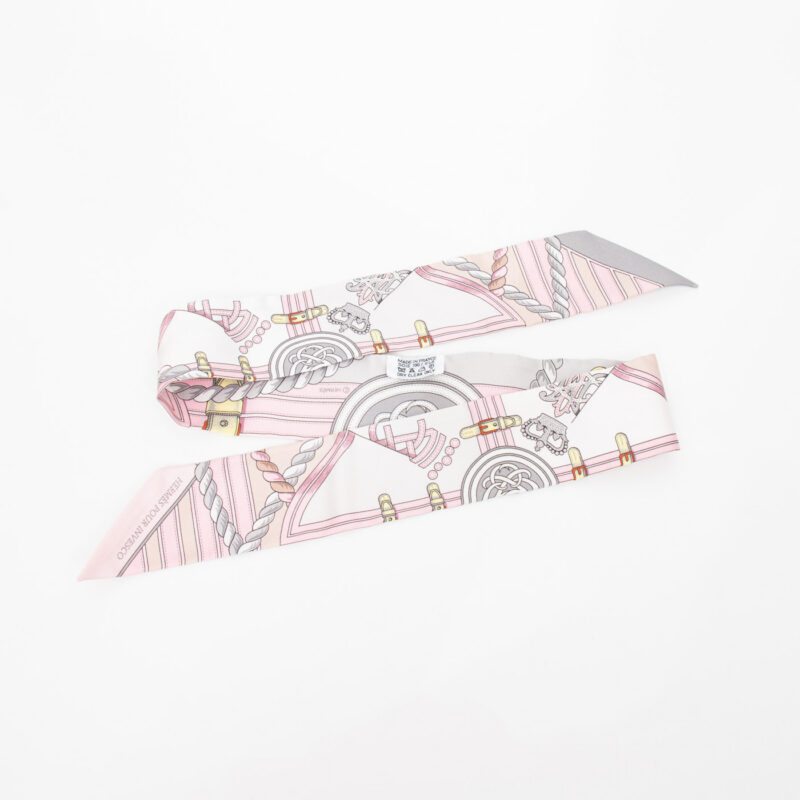 Pañuelo Hermès Twilly Grande Tenue de seda color rosa – imagen 2
