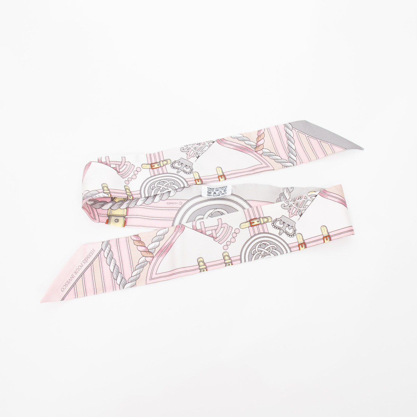 Pañuelo Hermès Twilly Grande Tenue de seda color rosa – imagen 2