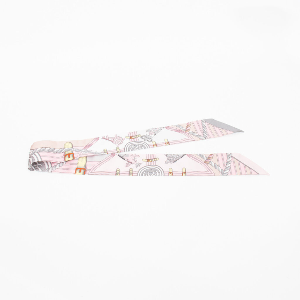 Pañuelo Hermès Twilly Grande Tenue de seda en color rosa