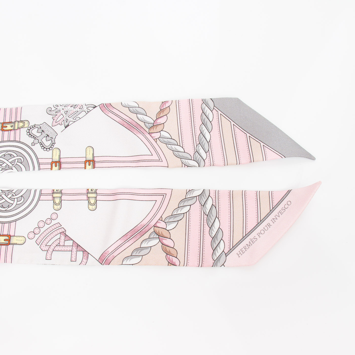 Pañuelo Hermès Twilly Grande Tenue de seda color rosa – imagen 4