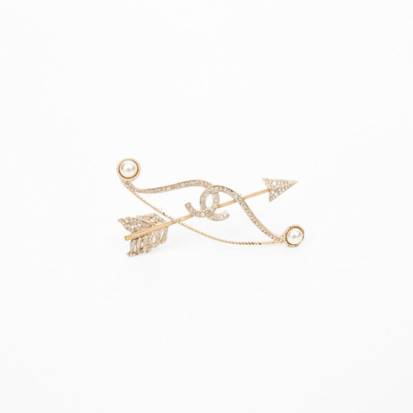 Broche Chanel Coco Mark 18C en métal ornée de strass et d'une perle d'imitation dorée
