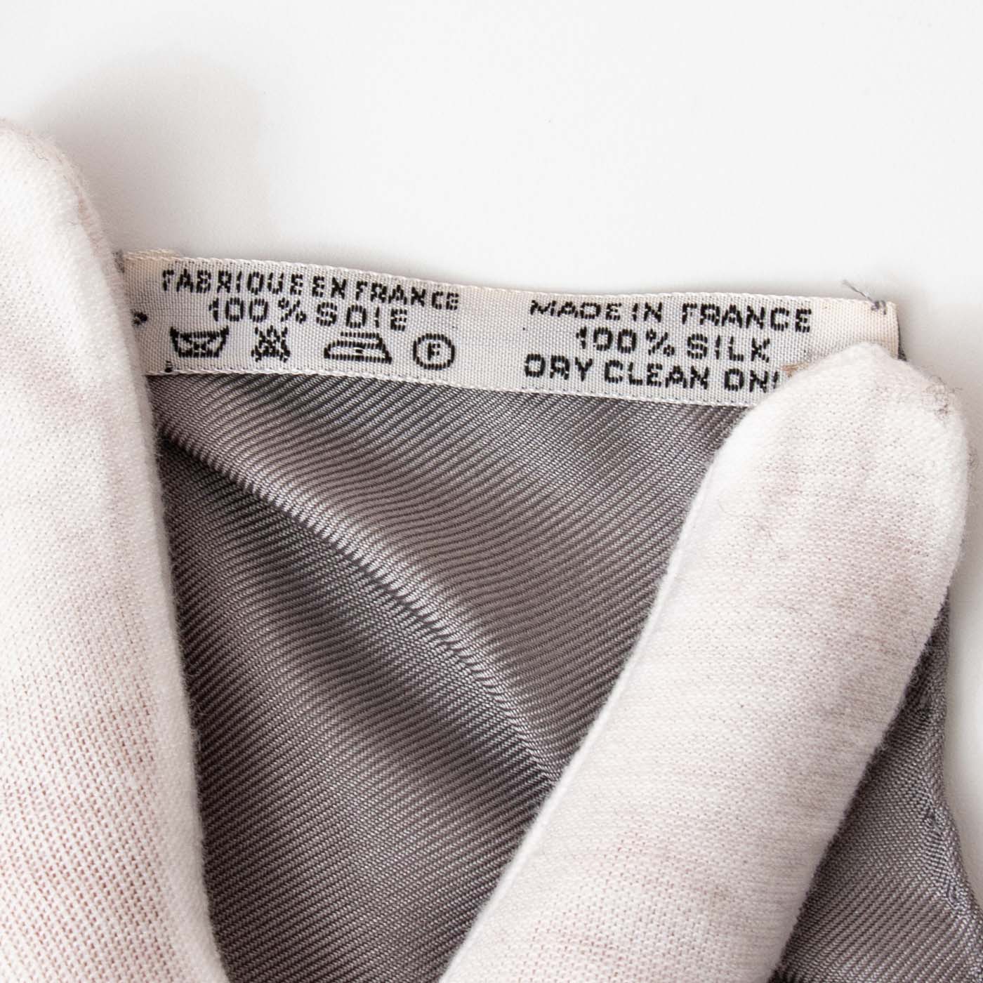 Carré en soie Hermès 90 Springs Gris – Image 4