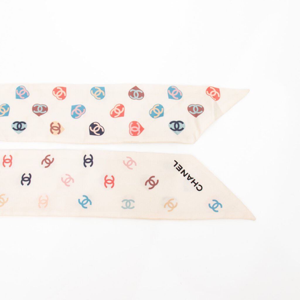 Chanel Twilly Bandeau CC Logo und Herzen in Ecru Beige Seide