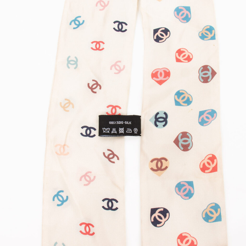 Chanel Twilly Bandeau CC Logo und Herzen in Ecru Beige Seide