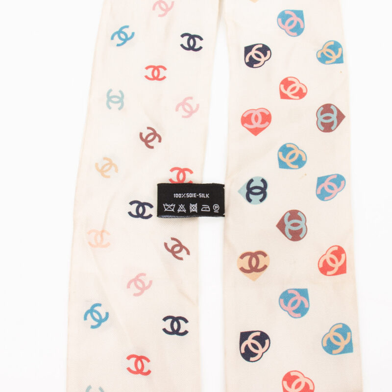 Chanel Twilly Bandeau CC Logo und Herzen in Ecru Beige Seide – Bild 4