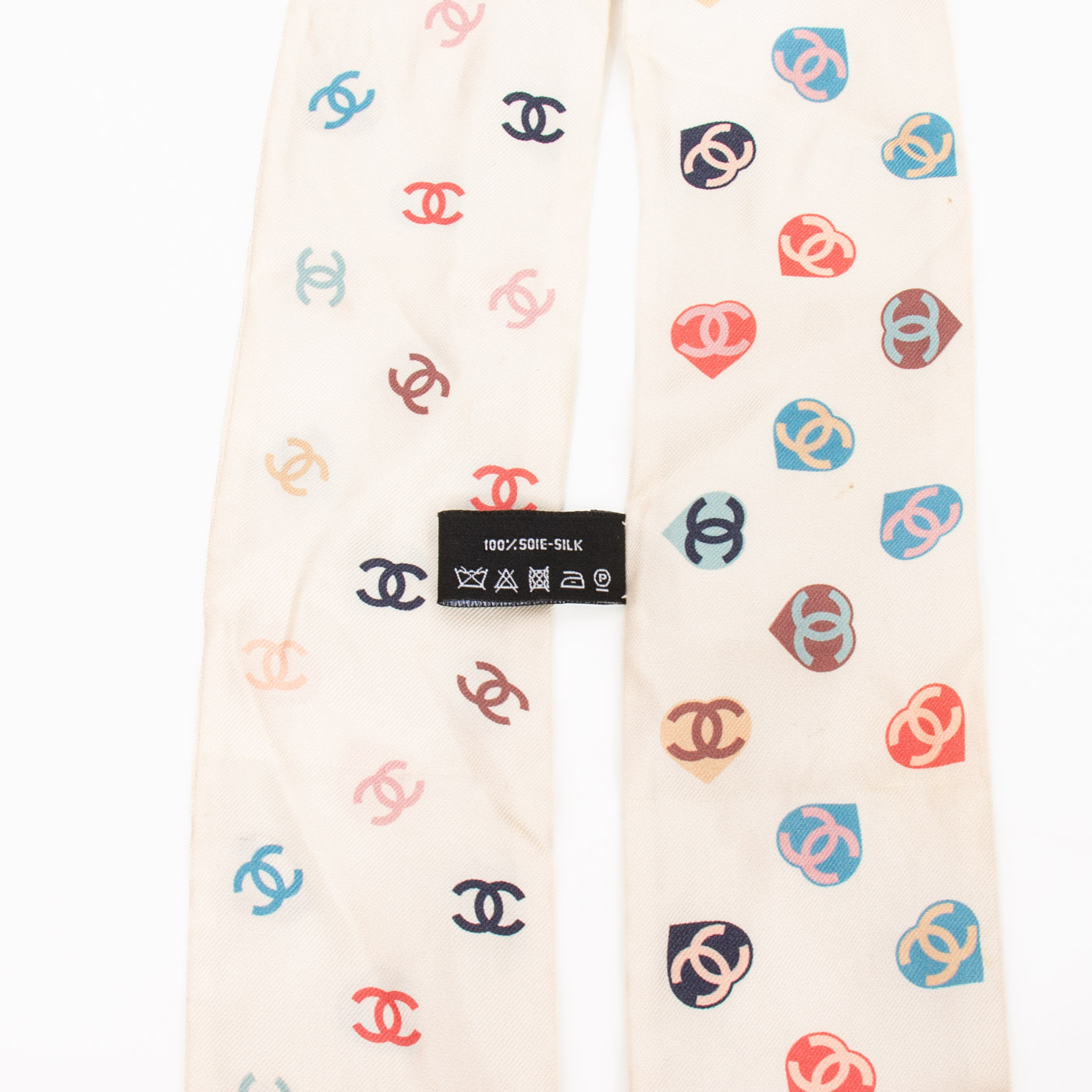 Chanel Twilly Bandeau CC Logo und Herzen in Ecru Beige Seide – Bild 4