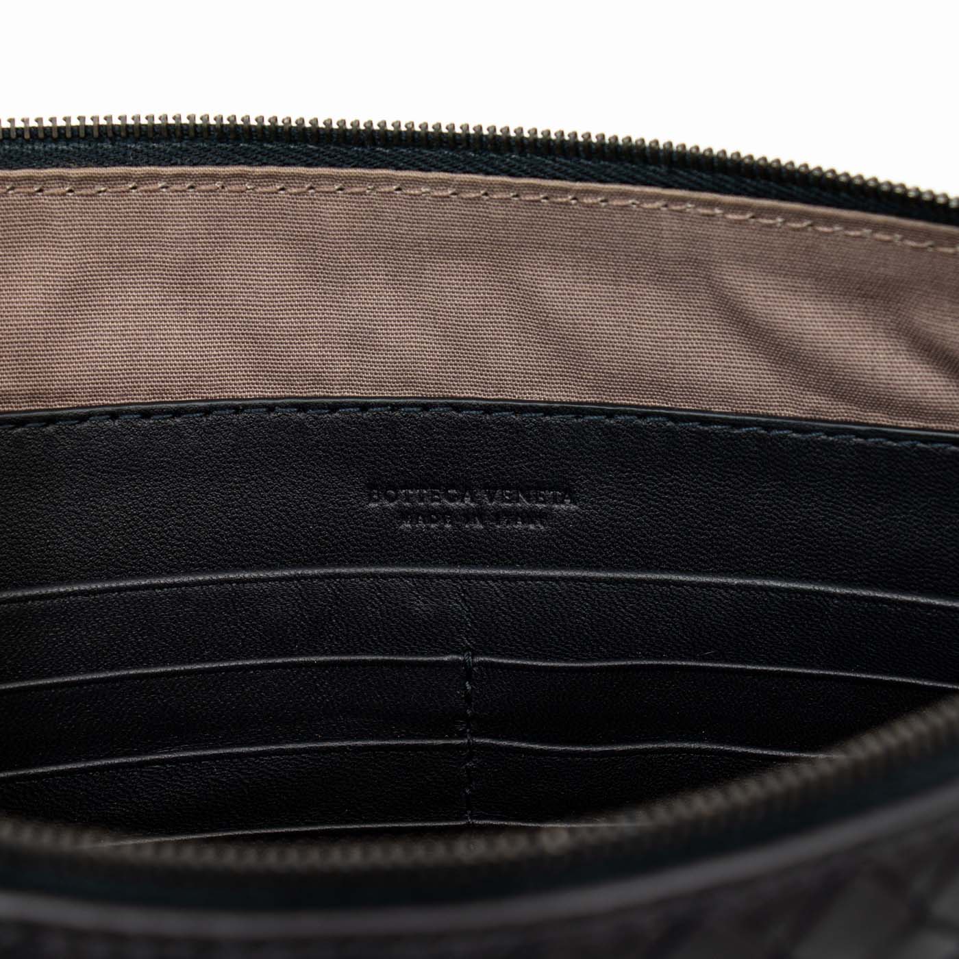 Bottega Veneta Intrecciato Clutch in Leder Schwarz – Bild 6