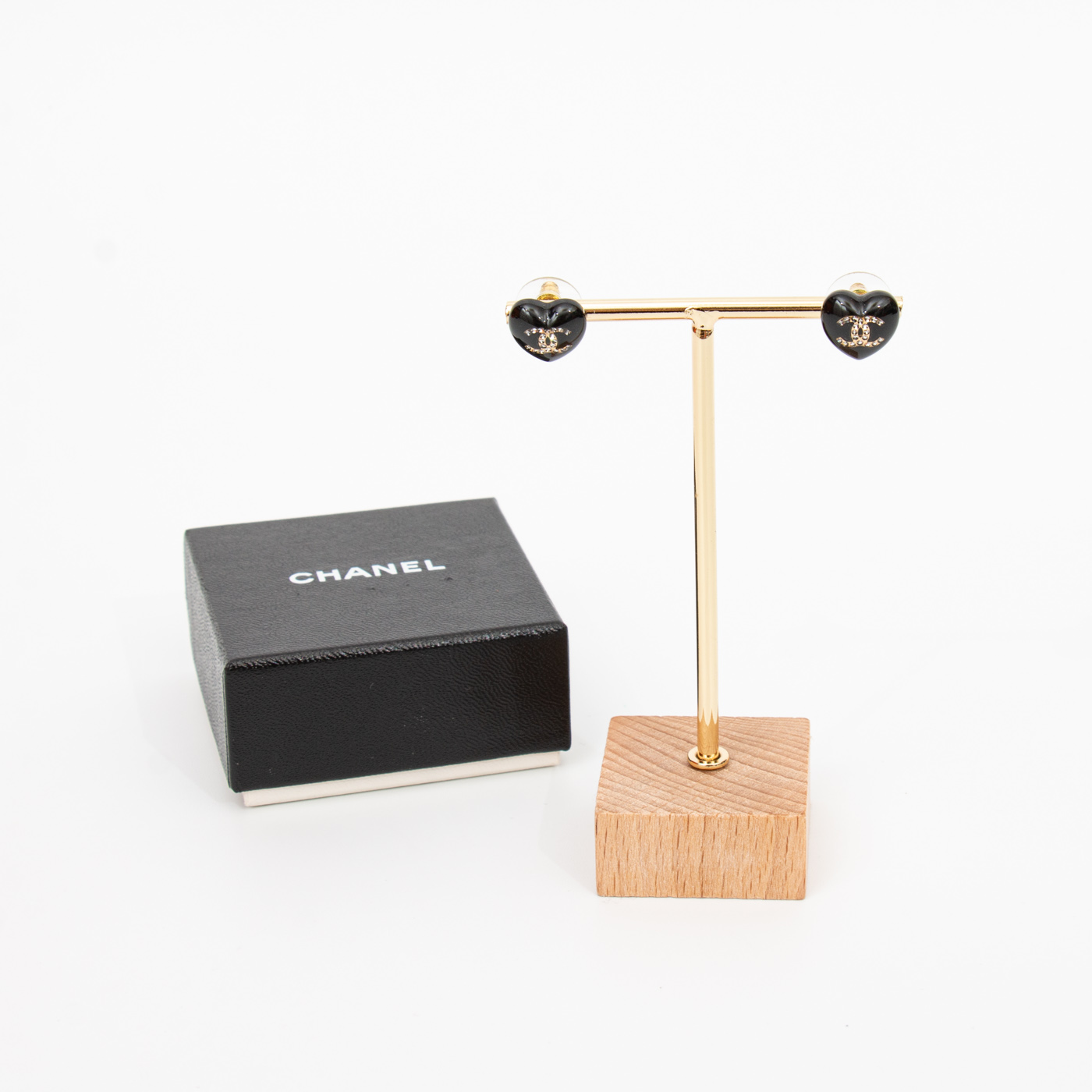 Boucles d'oreilles Chanel CC en forme de cœur, noires avec logo CC doré – Image 1