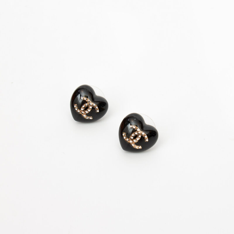 Boucles d'oreilles Chanel CC en forme de cœur, noires avec logo CC doré – Image 3